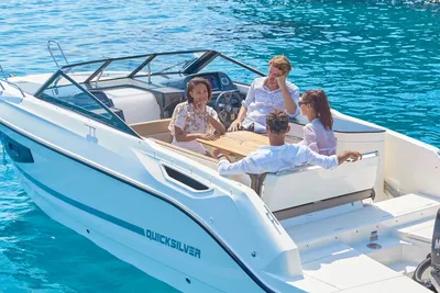 Motorboot met zitgedeelte en passagiers