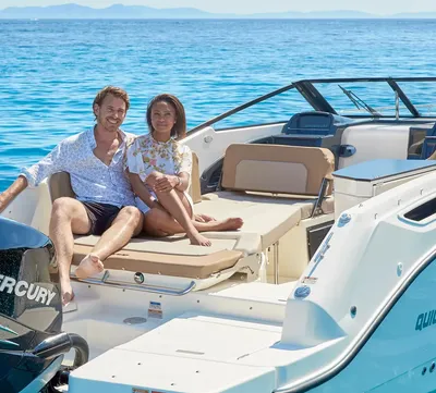 Twee personen op het achterdek van een boot