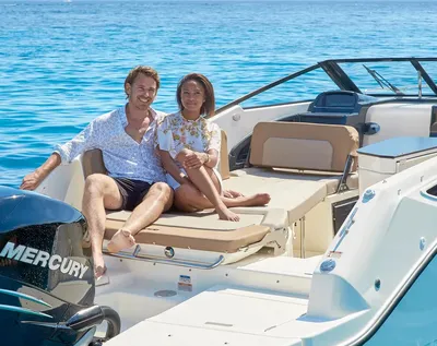 twee personen op het achterdek van een motorboot