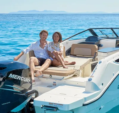 twee personen zittend op een motorboot