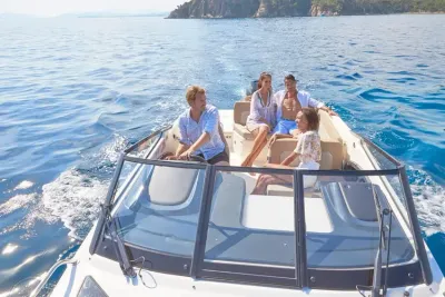 Vier personen op open boot op zee