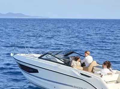 motorboot met opvarenden op open zee