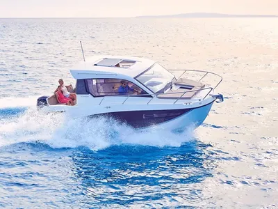 kajuitmotorboot varend op open water