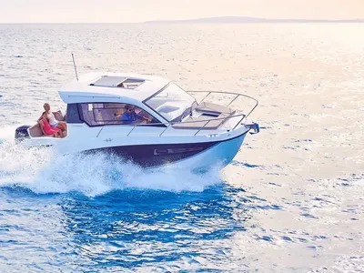 motorboot varend op zee met passagiers