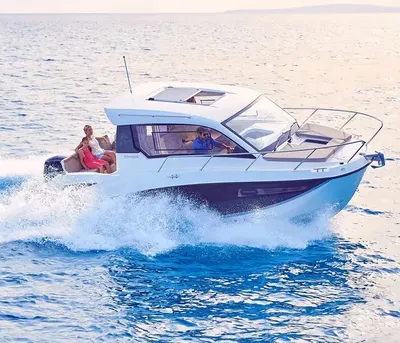 motorboot op zee met passagiers