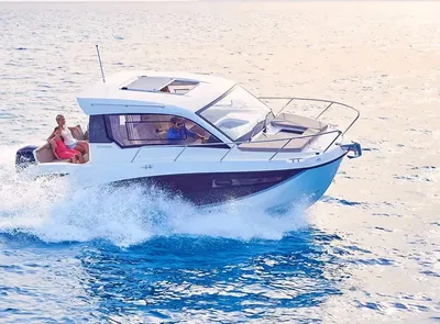 motorboot op open water met passagiers