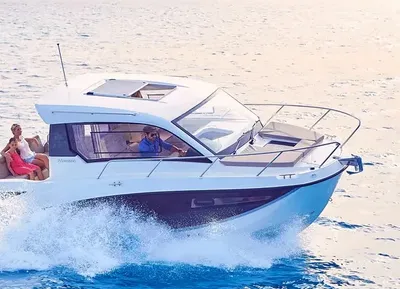 motorboot varend op zee met passagiers