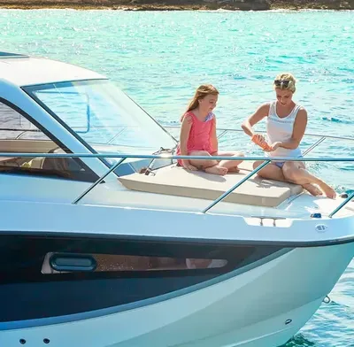 vrouw en meisje op boeg van motorboot