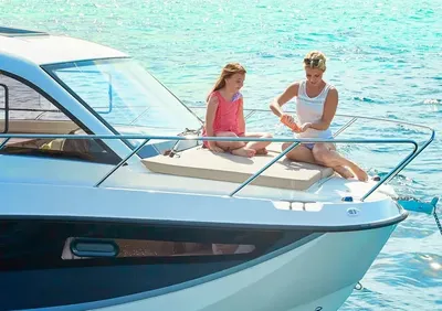 vrouw en kind op boeg van motorboot