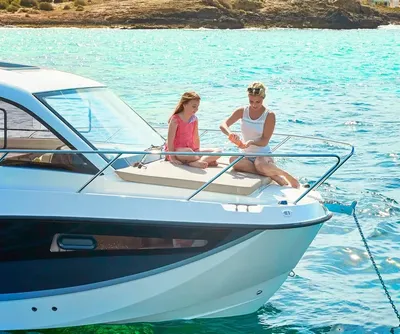 boeg van motorboot met personen