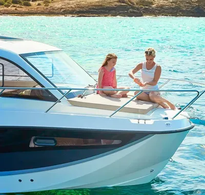 voorkant van motorboot met twee personen