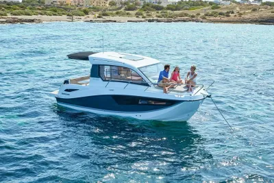 motorboot voor anker met drie personen