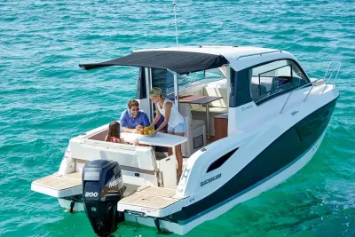 motorboot met gezin op zee