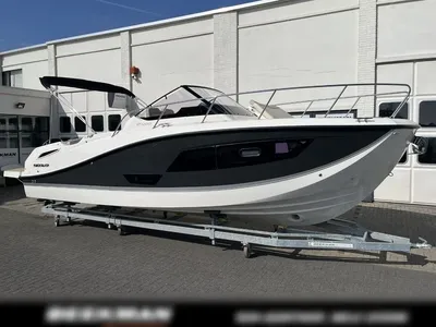 motorboot op trailer bij bedrijfspand