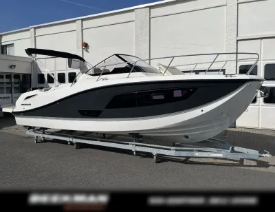 motorboot op trailer bij bedrijfspand