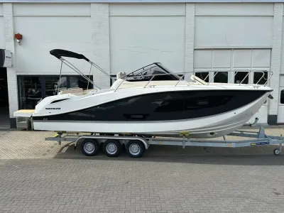 motorboot op trailer bij showroom