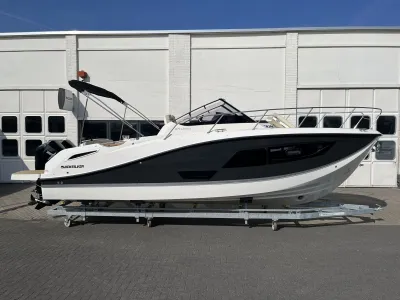 motorboot op trailer voor witte loods