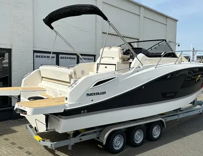 motorboot op trailer bij bedrijfsgebouw