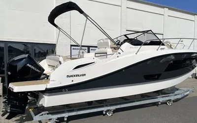 motorboot op trailer bij showroom