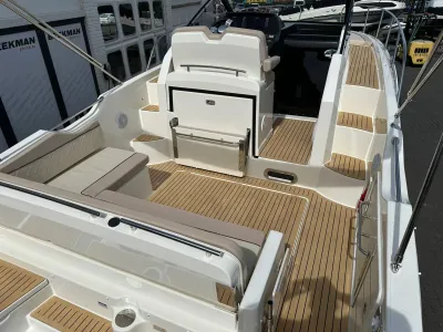 cockpit en dek van een motorboot