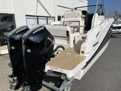 achterzijde van motorboot op trailer