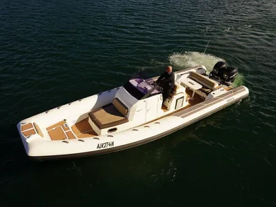 opblaasbare rib op open water