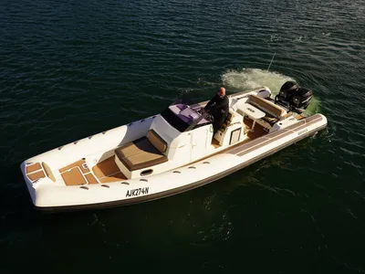 opblaasbare rib op het water