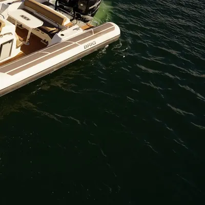 RIB boot met bemanning op open water