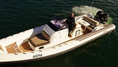 RIB boot op open water met bestuurder