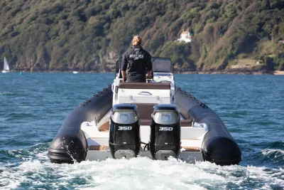 RIB gezien van achter op open water