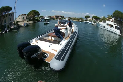 RIB-boot met drie personen in jachthaven
