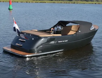 donkere tender op het water