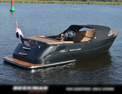 tenderboot op het water