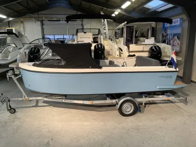 Sloep in showroom op trailer