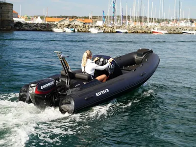 RIB met bestuurder op water bij haven