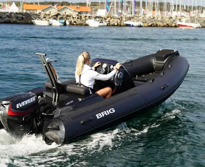 opblaasbare rib met bestuurder op water