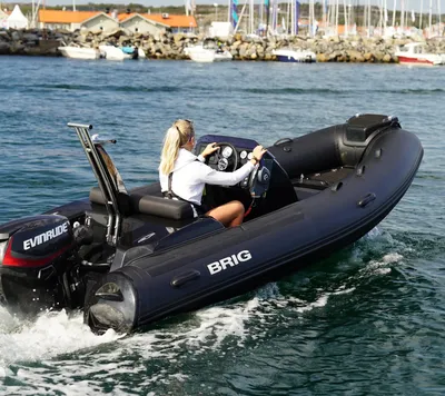 Opblaasbare boot met bestuurder op zee
