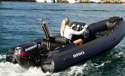 opblaasbare rib met bestuurder op open water