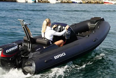 zwarte rib met bestuurder op water