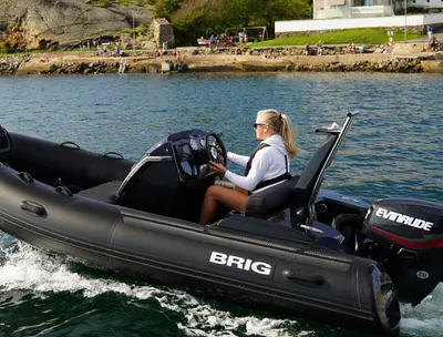 opblaasbare rib met bestuurder bij kust