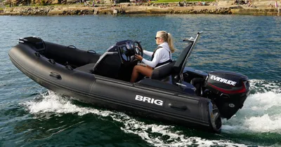 opblaasbare rib met bestuurder op het water