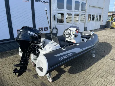 ribsloep met buitenboordmotor bij gebouw