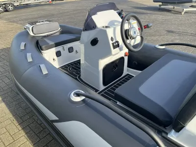 Console en zitgedeelte van een opblaasboot