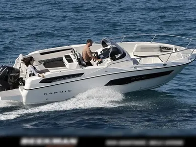 open boot op zee met twee personen