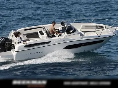 motorboot op zee met twee personen