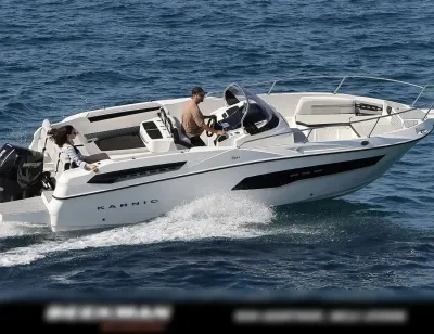 motorboot op zee met twee personen