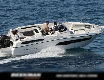 open motorboot met bestuurder en passagier