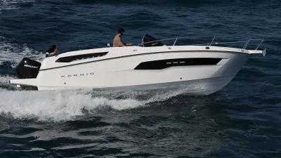 motorboot op zee met twee personen