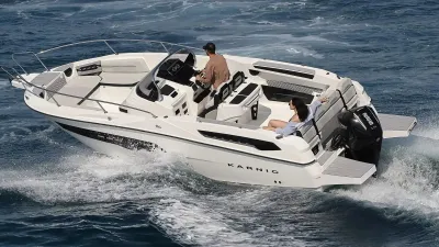 open motorboot op zee met twee personen