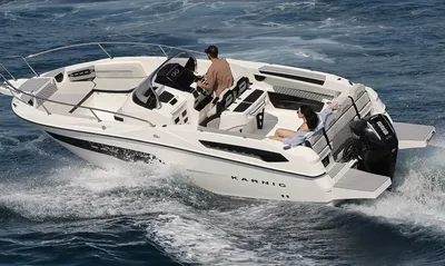 open motorboot met twee personen